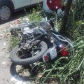 Con su motocicleta destrozó la parte trasera de camioneta familiar.