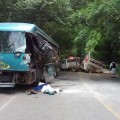 Camión con pasajeros choca con camioneta adelante de Boca de Tomatlán