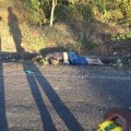 Muere motociclista al derrapar
