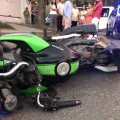 Camioneta atropella a motociclistas.
