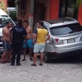 Falla mecánica ocasiona accidente automovilístico en Boca de Tomatlán