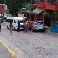 Falla mecánica ocasiona accidente automovilístico en Boca de Tomatlán