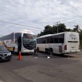 Chocan autobuses en Nuevo Vallarta