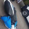 Extranjero sufre accidente al conducir motocicleta contra una camioneta.