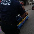 Motociclista se estrella contra vehículo-.