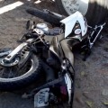 Motociclista se estrella contra camión de basura.
