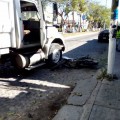 Motociclista se estrella contra camión de basura.