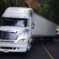 -Trailer impacta camioneta