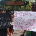 La Resistencia Civil Patasalada de Puerto Vallarta se manifiesta en la presidencia municipal para exigir que se abra el puerto.