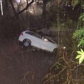 Cae automóvil a canal en en la calle Poetas Desconocidos