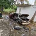 Se incendia auto en Ixtapa