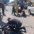 Joven motociclista intenta cruzar la avenida en zona prohibida y vaya accidente.