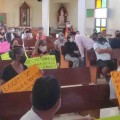 Protestan por apertura de bar gay frente a parroquia de la Santa Cruz