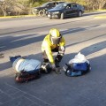 Paramédicos intentan salvar la vida de motociclista.