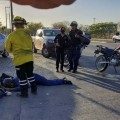 Paramédicos intentan salvar la vida de motociclista.