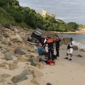 Camioneta termina en playa Palmares