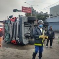Vuelca camión de bomberos que se dirigía a atender incendio
