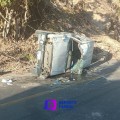 Accidente en Boca de Tomatlán: Dos personas lesionadas tras volcadura en la Carretera 200