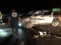 Accidente entre un Chevrolet y una camioneta Hilux en la carretera 200