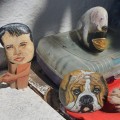 Alberto Chalico llegó hace un años a Puerto Vallarta caminando desde Querétaro, puebleando, junto a sus tres perritos: Beny, Piccolo y Fito