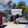 Bomberos apagan fuego en avenida Playa Grande.