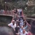 Cae puente colgante durante su reinauguración