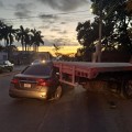 Camión de carga le da un reversazo a un carro en Av. De los poetas