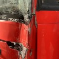 Camión se impacta contra paso vehicular en Guadalajara