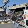 Camioneta de transporte de pasajeros cae de puente vehicular