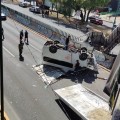Camioneta de transporte de pasajeros cae de puente vehicular