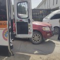 Camioneta se estrella contra vehículo estacionado