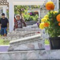 Cementerios de Vallarta reviven, con flores, música y convivencia