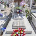 Cementerios de Vallarta reviven, con flores, música y convivencia