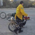 Ciclista cortan circulación a motociclista
