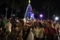 Disfrutan familias el primer Desfile Navideño de Puerto Vallarta