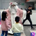 En la CDMX, Santa Claus viaja en Metro