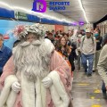En la CDMX, Santa Claus viaja en Metro