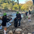 Estudiantes y docentes limpian el río Cuale