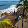 Fuerte y alto oleaje en Puerto Vallarta