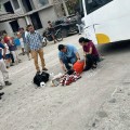 Joven motociclista arrollado por camión de transporte público