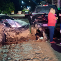 Jóvenes enfiestados destrozan Honda en avenida Las Palmas