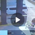 Le robaron su bici en el callejón alado de galerías