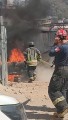 Máquina de construcción se incendia en plena obra