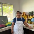 María Dolores cocina con amor para niños de la casa hogar del DIF de Bahía de Banderas