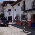 Marinos agreden a un masculino en la calle Matamoros y Guerrero en Puerto Vallarta
