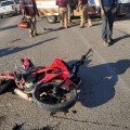 Motociclista delicado después de chocar