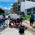 Motociclista se impacta contra camioneta en avenida Fluvial Vallarta
