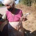 Mujer de tercera edad vive bajo ramada en carretera rumbo a Las Palmas