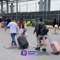 Personas en sillas de ruedas cierran acceso a terminal 1 de Aeropuerto Internacional Benito Juárez de la Cuidad de México