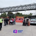 Personas en sillas de ruedas cierran acceso a terminal 1 de Aeropuerto Internacional Benito Juárez de la Cuidad de México